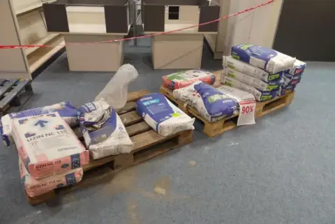 Partij schildersbenodigdheden, vezelversterkte voegmassa, stabiele cementgebonden reparatiemortel, snelle gips egalisatiemassa, cementgebonden voegmassa