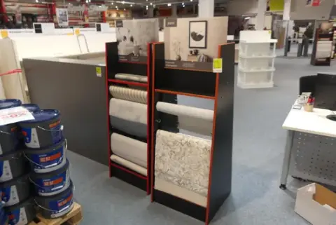 2 présentoirs, avec contenu (papiers peints intissés)