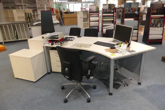 Bureau avec chaise de bureau, 2 caissons de bureau, buffet, 3 chaises visiteurs, sans contenu