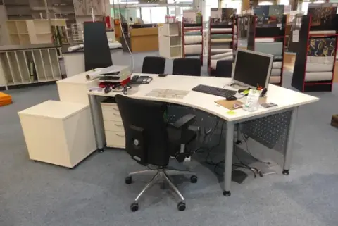 Bureau avec chaise de bureau, 2 caissons de bureau, buffet, 3 chaises visiteurs, sans contenu