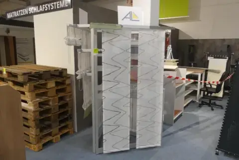 Présentoir, avec contenu (rideaux)