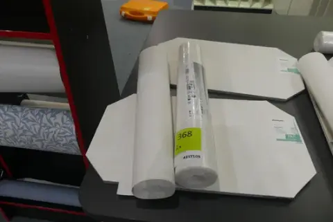 2 rouleaux de papier peint intissé