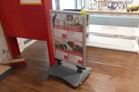 Porte-affiches sur roulettes