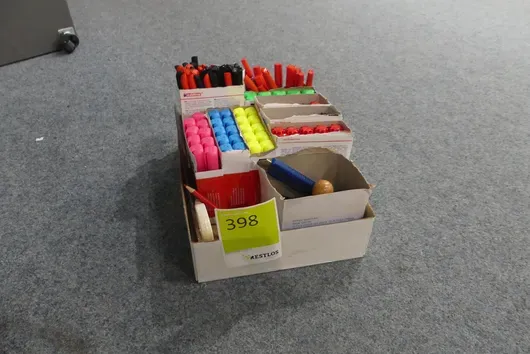 Lot de fournitures de bureau, stylos, surligneurs