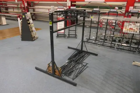 Présentoir à bras pivotant pour tapis / revêtements de sol, partiellement démonté, avec bras pivotants et carton de petites pièces, métal, anthracite