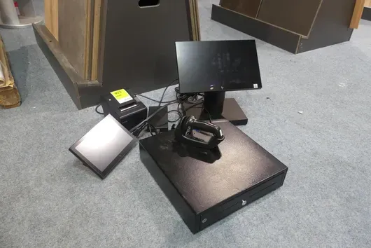 Système de caisse, composé d'une caisse tactile HP POS, d'un afficheur client HP, d'un tiroir-caisse HP, d'une imprimante de tickets Epson et d'un scanner à main, avec alimentation et câbles