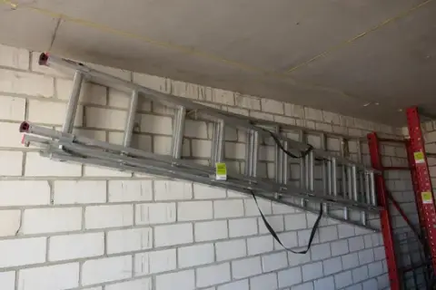 Leiter mehrteilig, mit Wandhalterung