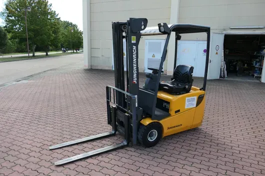 Jungheinrich - Electric forklift with charger, 2x water tank and rack