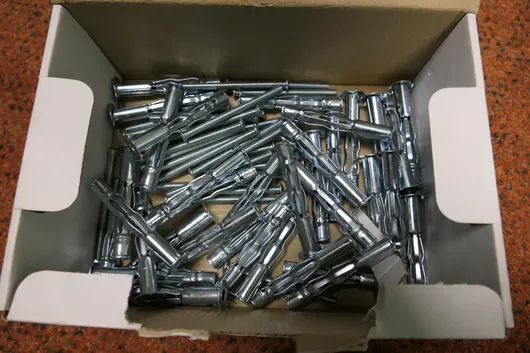 Partij metalen hollewandpluggen met schroef, verzinkt