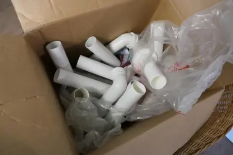 Soubor sanitárního příslušenství, trubky