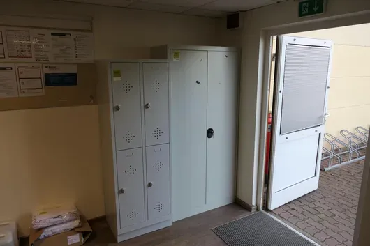 Kovová skříň, bez obsahu