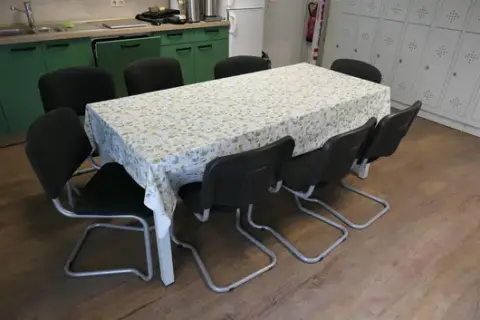 Table with 8 chairs
