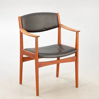ALBIN JOHANSSON, HYSSNA. Fauteuil en teck, simili-cuir noir, années 1960.