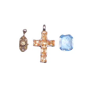 PARURE DE BIJOUX EN TROIS PARTIES AVEC DEUX PENDENTIFS ET PIERRE FACETTÉE LIBRE, ARGENT 925.