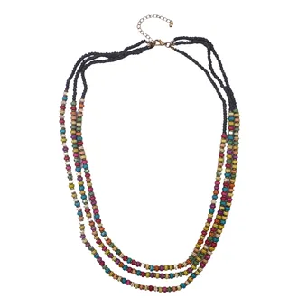 Collier de perles colorées à trois rangs avec fermoir métallique réglable.