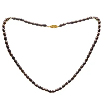COLLIER AVEC PERLES OVALES MARRON FONCÉ ET UN FERMOIR DORÉ.