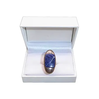 RING MIT OVALEM KOPF UND SODALITH.