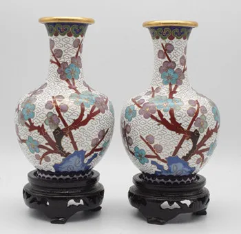 PAIRE DE VASES CHINOIS EN PORCELAINE, « PIE SUR BRANCHE DE PRUNIER EN FLEUR », AVEC SOCLES EN BOIS, VERS 1950.