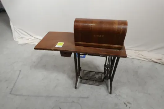 Machine à coudre Singer avec table