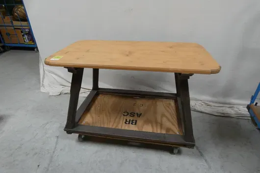 Table d'appoint, sans plateau à roulettes