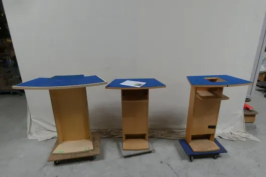 3x Stehpult, ohne Rollbretter