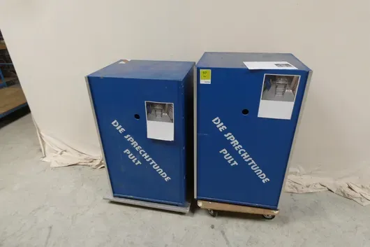 2x Stehpult, ohne Rollbretter