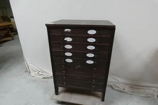 Holzschubladenschrank, ohne Rollbrett
