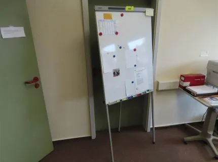 1 flipchart, 3-leg, freestanding