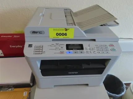 1 multifonction, fabr. : Brother, type : MFC-7360NE, sur table d'impression