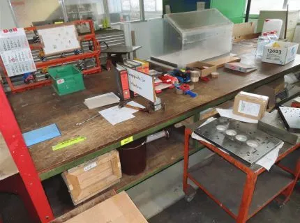 1 workbench, approx. 400 x 80 cm, 2 shelves