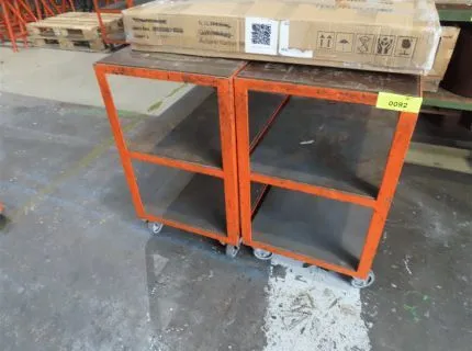2 Ablagewagen, je 3 Ablagen, rollbar