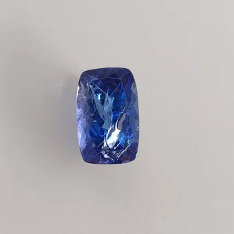 Tanzanite naturelle taille coussin rectangulaire 12,05 ct