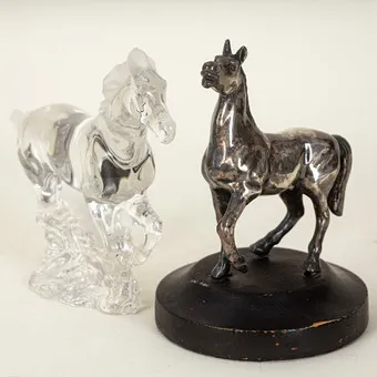 Small horse sculpture, sterling silver, and a galloping horse sculpture in crystal glass (2)