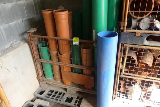 Palette grillagée avec tubes
