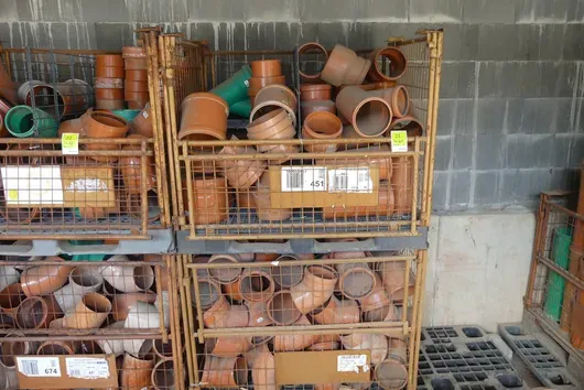 2x gitterbox met pijpfittingen