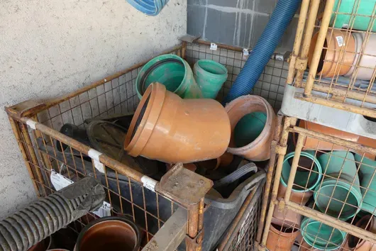 Gitterbox met pijpfittingen