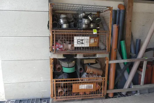 2x Gitterbox met pijpfittingen