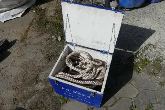 Kiste mit Schleppzubehör