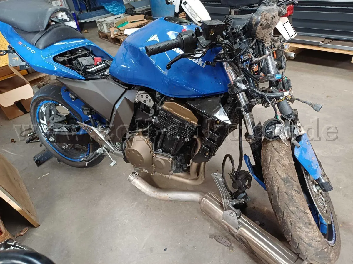 1 KAWASAKI Z750 Naked Bike - dommages d'accident - utilisé comme donneur de pièces
