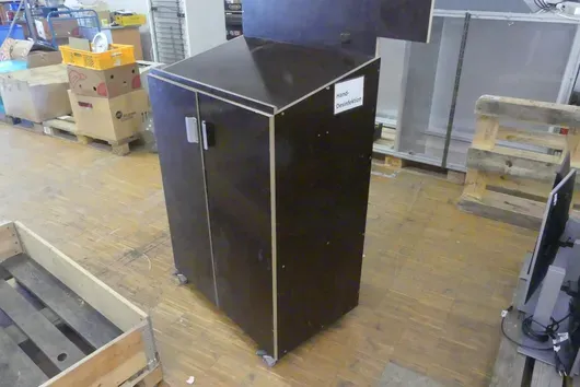 Rollschrank, mit Inhalt