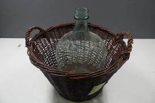 Glasballon im Weidenkorb mit Henkeln