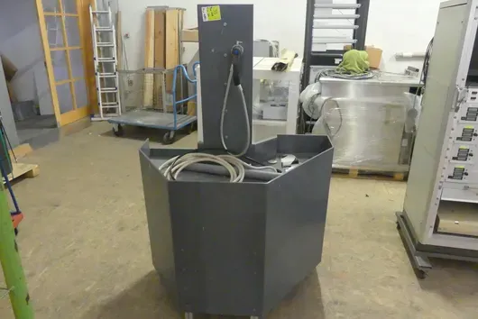 PVC-Standsäule mit Auffangbecken und Handbrause, rollbar