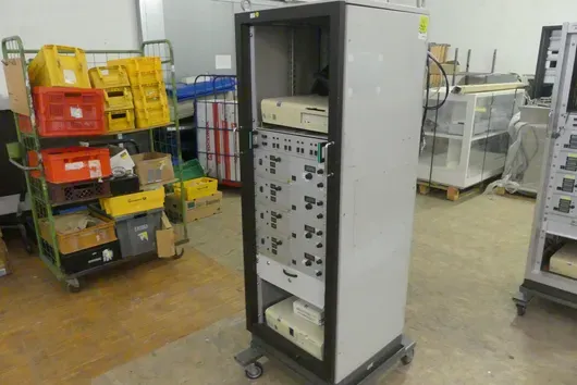 Armoire rack de commande avec 4 modules SCR et 2 PC, mobile
