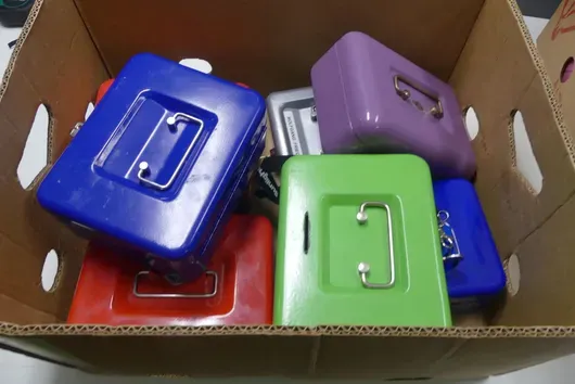 Lot de cassettes à monnaie avec clé et insert à pièces, couleurs diverses