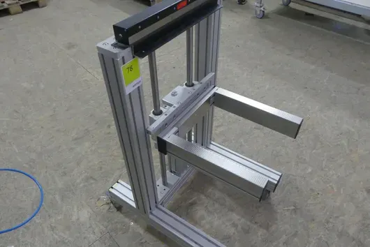 Lifting frame made of aluminium profile with linear guide and fork mount