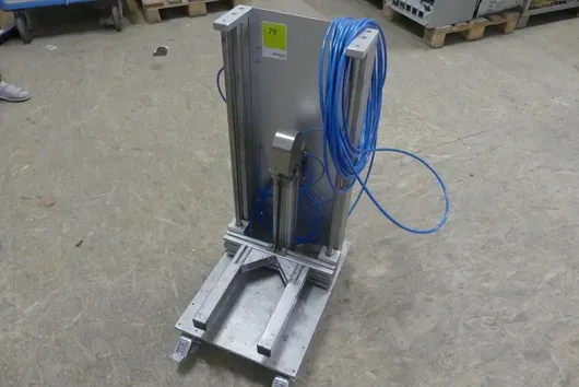 Pneumatic linear axis on aluminium frame with pneumatic hoses