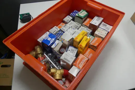 Assortiment sanitaire (clapets de sécurité, robinets d'équerre, robinetterie en laiton)