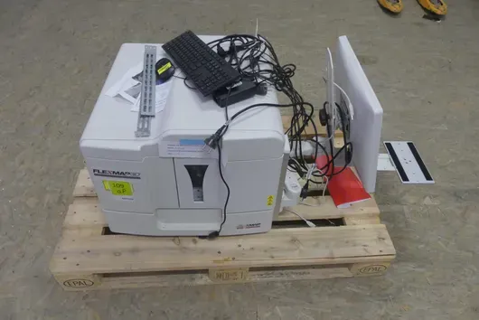 Luminex - Multiplex-Analysesystem mit Monitor und Tastatur
