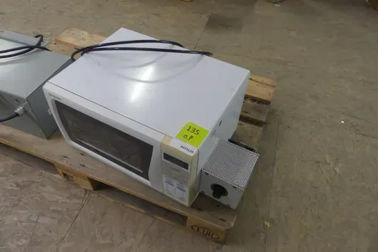Microwave with side-mounted module and glass container