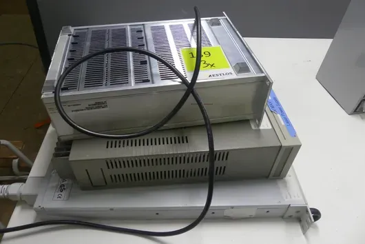 Laboratorium elektronica-assortiment (MKS vacuüm-meter controller, HP E3615A DC-voeding, Lambda Genesys voeding)